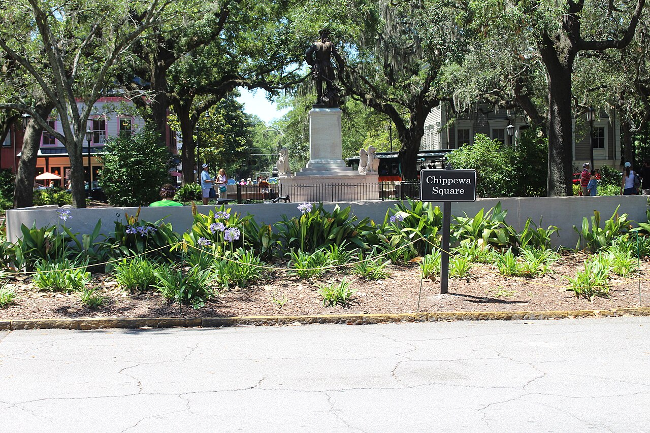 Live oaks and Spanish moss in a Savannah historic square